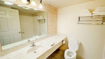 Duschwanne, kostenlose Toilettenartikel, Haartrockner, HandtĂŒcher