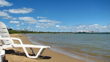 En la playa y playa de arena blanca