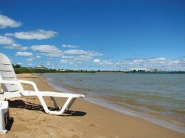 在海滩、白沙