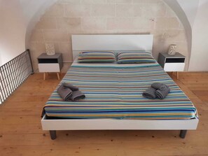 1 bedroom, iron/ironing board, WiFi, bed sheets - The House of Precious (Torre Colimena)