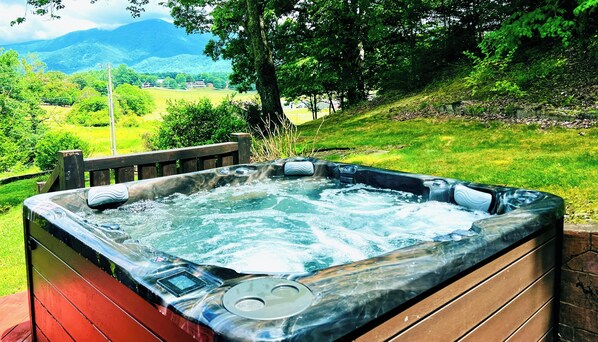Outdoor spa tub - Burning Tree: Pet Friendly, Free Attraction Tickets, Hot Tub, Mtn View & Close to SKY MTN Park (Sevierville)