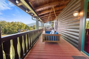 Property grounds - Burning Tree: Pet Friendly, Free Attraction Tickets, Hot Tub, Mtn View & Close to SKY MTN Park (Sevierville)