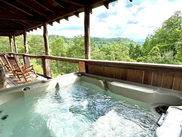 Outdoor spa tub