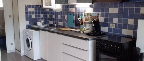 Kühlschrank, Mikrowelle, Ofen, Kochgeschirr/Geschirr/Besteck