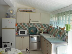 Fridge, microwave, oven, dishwasher - VILLA  3 ROOMS MEZ 52m2 + TERRACE 16m² REF 4058 (MARSEILLAN PLAGE)