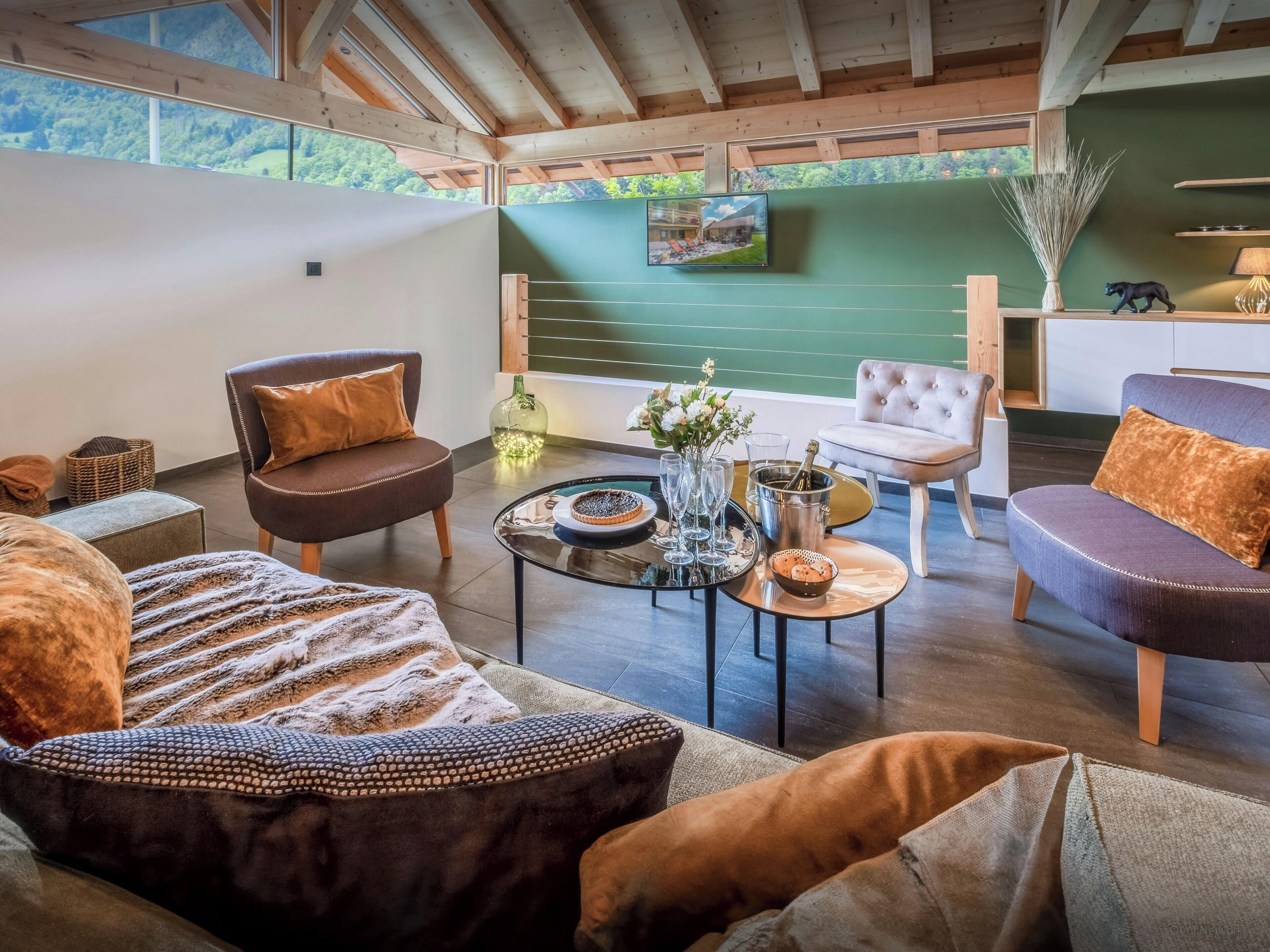 Uma sala de estar acolhedora com lareira, assentos confortáveis e vista para o exterior.