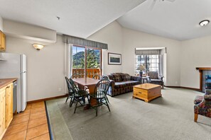 テレビ、暖炉、DVD プレーヤー