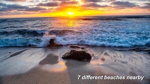 Ein Strand mit Wellen und einem Sonnenuntergang. Text weist auf „7 verschiedene Strände in der Nähe“ hin.