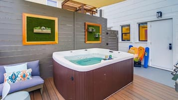 Indoor spa tub