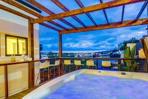 Great Escape 3 w/ Views, Hot Tub, Games, Safari Tent, Golf