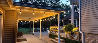 Spacious and family friendly getaway. 8 mins from Chicago Premium Outlet Mall. 