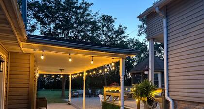 Spacious and family friendly getaway. 8 mins from Chicago Premium Outlet Mall.