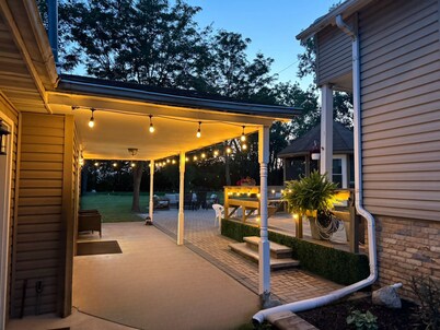 Spacious and family friendly getaway. 8 mins from Chicago Premium Outlet Mall. 