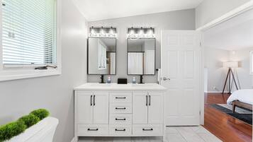 5 bedrooms, desk, iron/ironing board, free WiFi