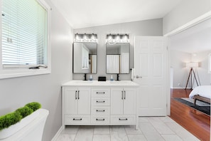 5 bedrooms, desk, iron/ironing board, free WiFi