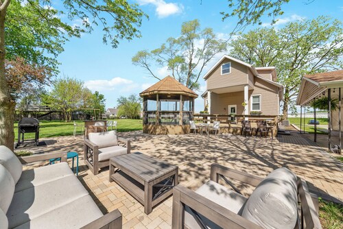 Spacious and family friendly getaway. 8 mins from Chicago Premium Outlet Mall. 