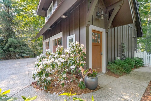 Carriage House - Studio Condo minutes away from downtown Saugatuck!
