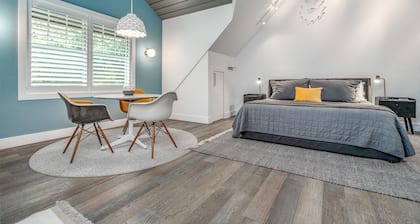 Carriage House - Studio Condo minutes away from downtown Saugatuck!
