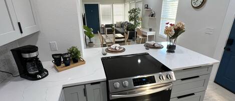 Refrigerador, microondas, horno, placa de cocina