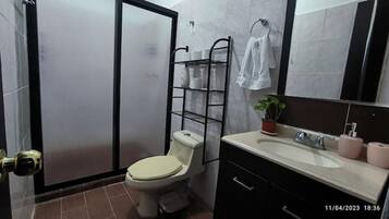 Dusche, Handtücher, Seife, Shampoo