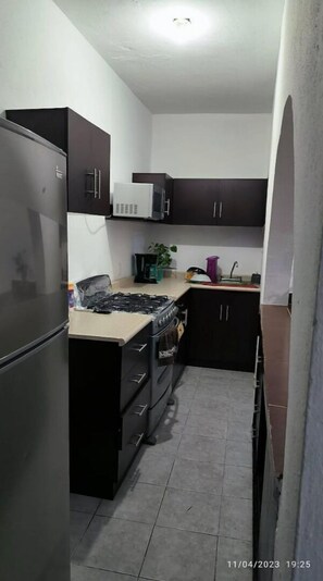 Refrigerador, microondas, parrilla de estufa y cafetera y tetera 