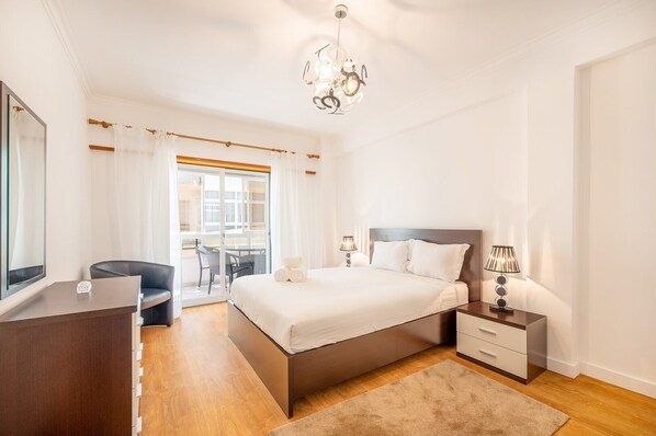 2 bedrooms, desk, iron/ironing board, internet