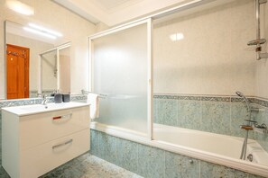 Badewanne, Haartrockner, Handtücher, Seife