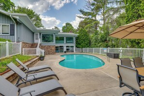 House (6 Bedrooms) | Interior - Spacious Rochester Home w/ Heated Pool & Hot Tub! (Rochester)