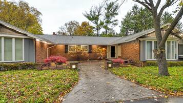 House (6 Bedrooms) | Interior