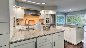 House (6 Bedrooms) | Interior