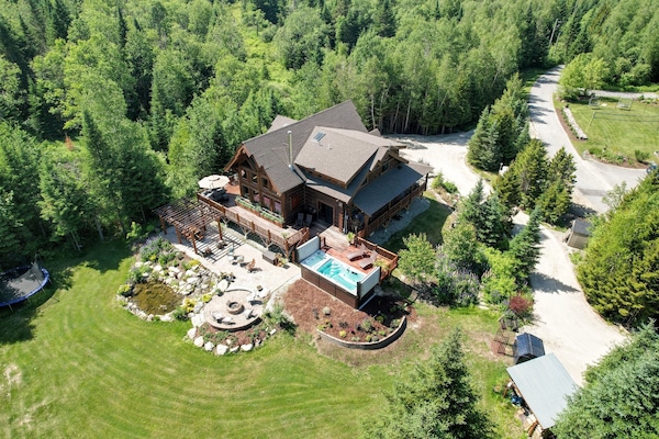 Private setting at the Moose Lodge and Cabins, right in Bretton Woods! Just 2 minutes to the ski area and the Omni Mount Washington Hotel