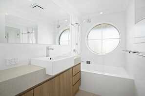 Ensemble douche/baignoire, sĂšche-cheveux, serviettes fournies