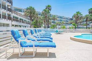 A heated pool - La Mirage Condo 115 Beachfront Resort with Private Boardwalk to Beach (Port Aransas)