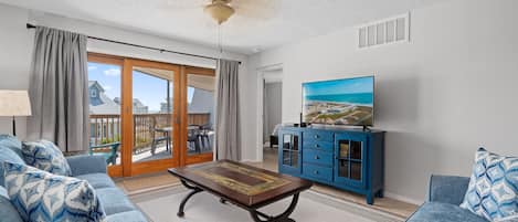 Fernseher, Tischfußball, Tischtennisplatte, Bücher