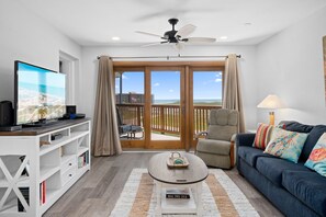 Televisión, futbolito, mesa de ping pong, libros