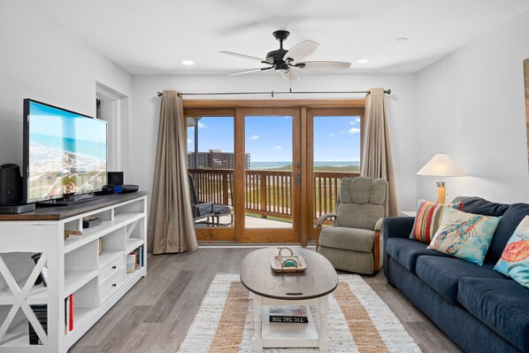 Téléviseur, table de baby-foot, table de ping-pong, livres