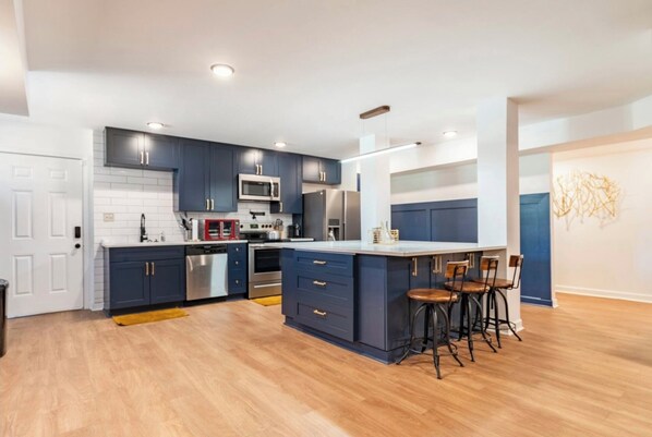 Refrigerador, microondas, horno y parrilla de estufa 