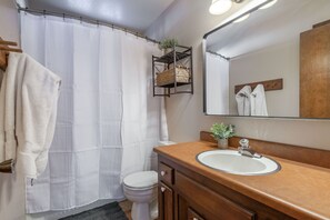 Bañera con ducha, toallas