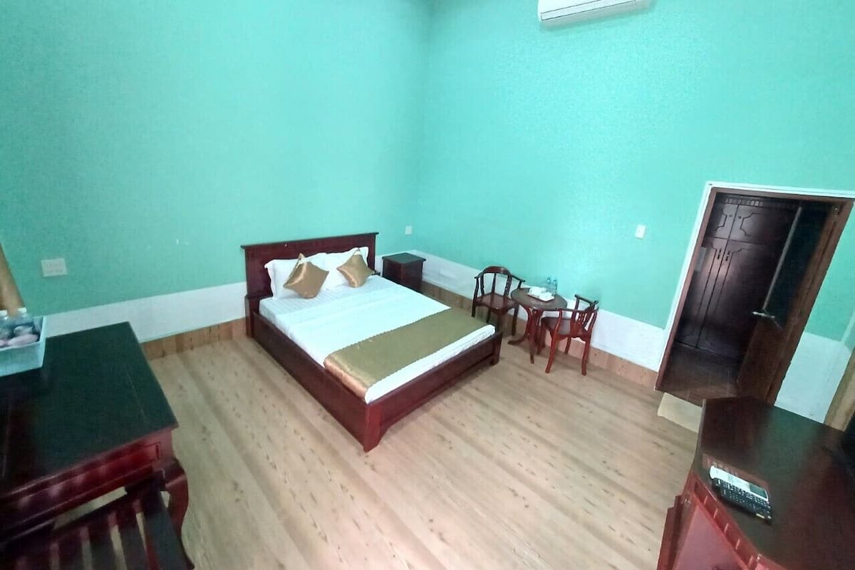Nệm cao su hoạt tính (memory foam), minibar, bàn 