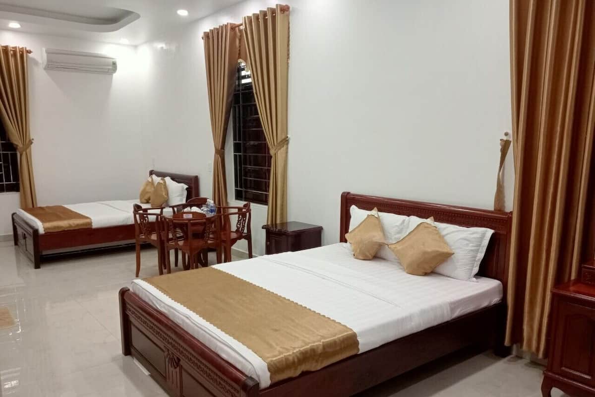 Nệm cao su hoạt tính (memory foam), minibar, bàn 