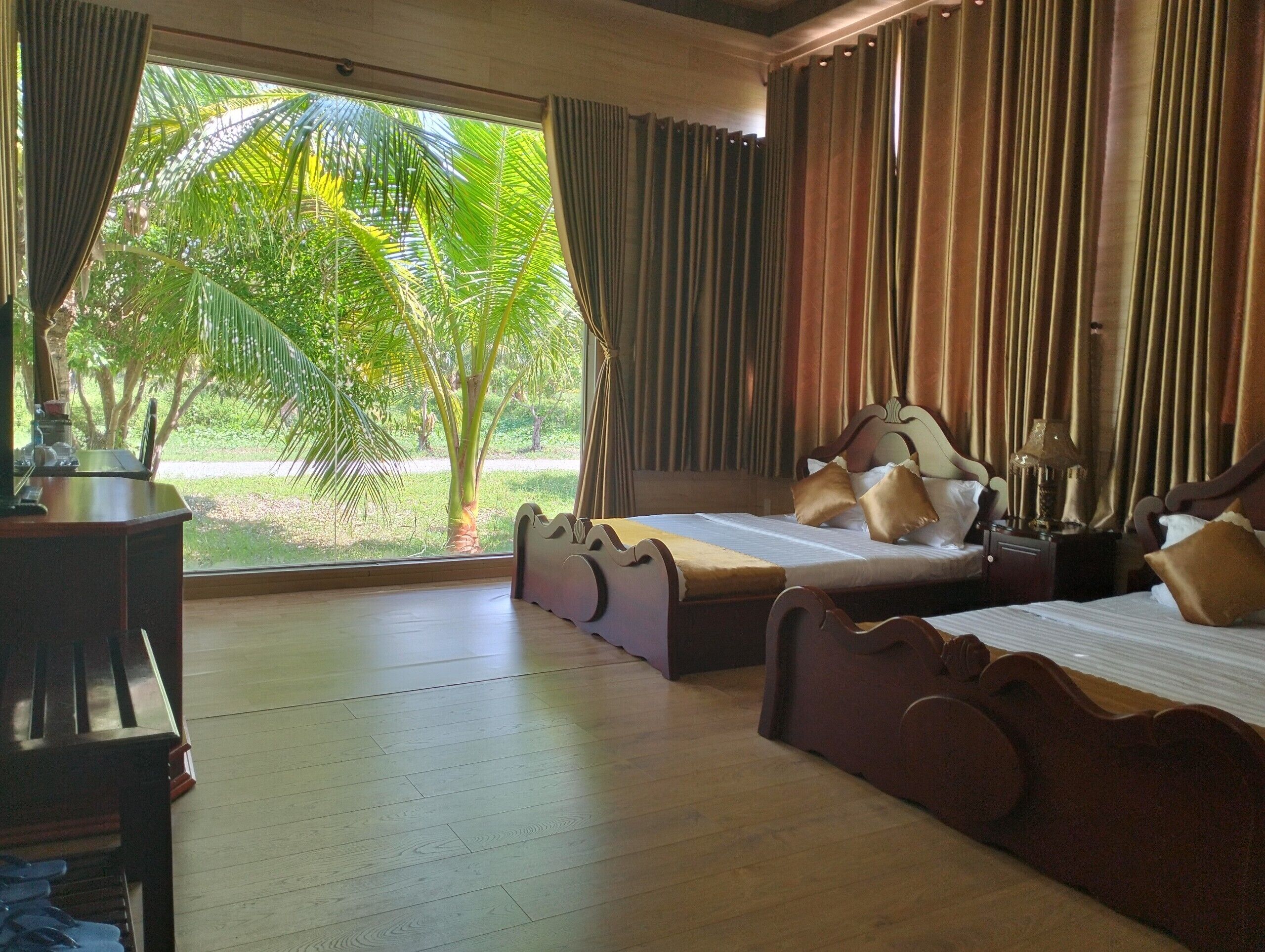 Signature Bungalow | Memory foam beds, minibar, individually decorated