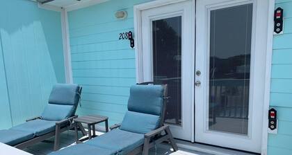 Cozy couples retreat, dog friendly, 1 block to ocean or sound