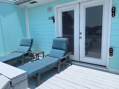 Cozy couples retreat, dog friendly, 1 block to ocean or sound