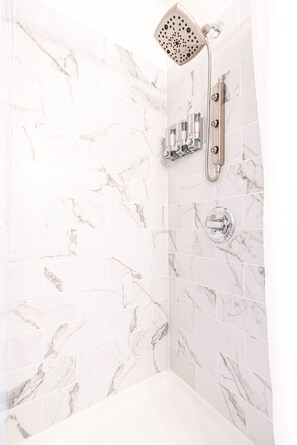 Dusche, Haartrockner, Handtücher, Seife