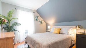 2 soverom, skrivebord, strykejern/-brett og reiseseng for barn