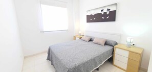Iron/ironing board, free WiFi, bed sheets - Apartment in urbanization near the beach (Denia)