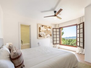 4 bedrooms, iron/ironing board, internet, bed sheets