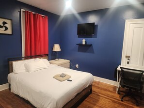2 chambres, bureau, fer et planche à repasser, lit de bébé portatif
