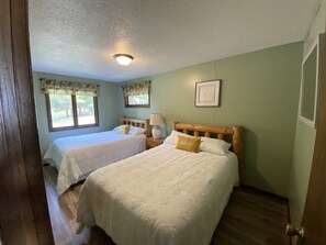 3 bedrooms, travel crib, free WiFi, bed sheets