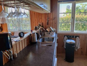 Réfrigérateur, four, plaque de cuisson, grille-pain